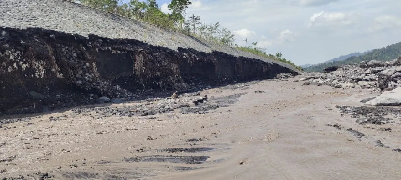 Tanggul Terkikis Lahar Dingin, Warga Sumberwuluh Tetap Waspada dan Bergotong Royong