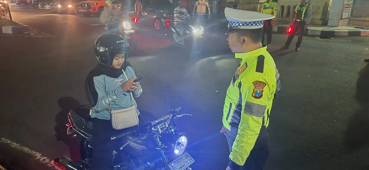 Satlantas Polres Lumajang Gelar Patroli Malam di Alun-Alun Antisipasi Kemacetan