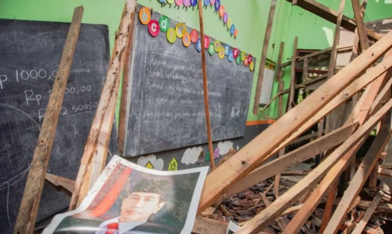 Atap Ambruk di SDN Kutorenon 3 Lumajang, Diduga Lapuk Dimakan Usia