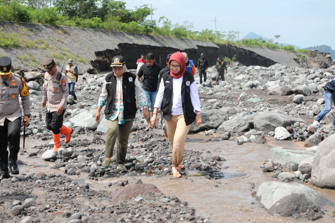 DPRD dan Pemkab Lumajang Tinjau Kondisi Tanggul Penahan Banjir Jebol di Desa Sumberwuluh Lumajang