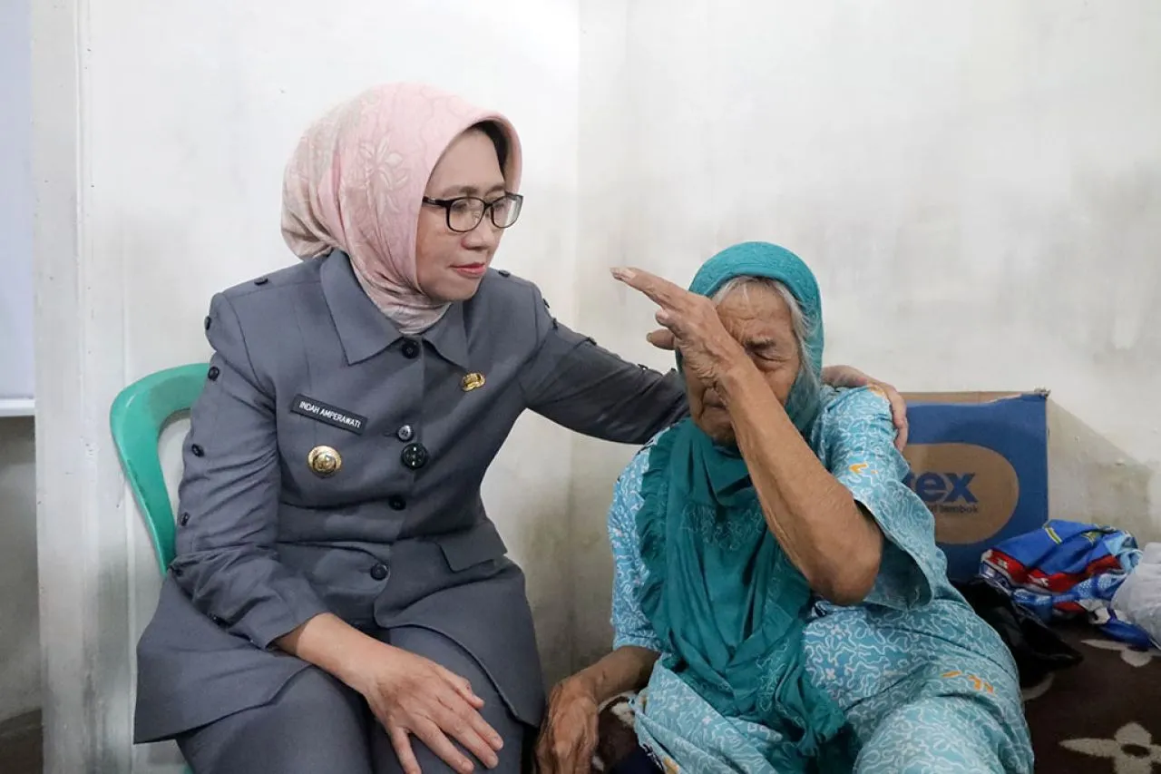 Mbah Buati Akhirnya Tinggalkan Rumah Reyot, Pemkab Lumajang Hadirkan Harapan Baru