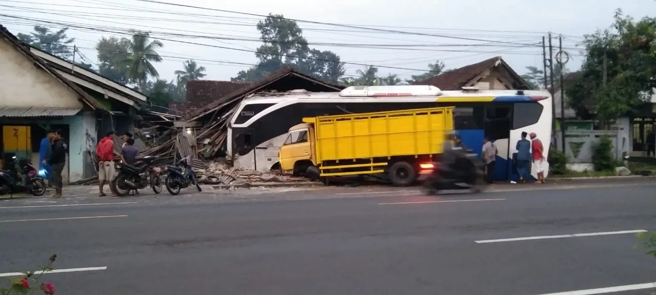 Kecelakaan Dini Hari di Lumajang, Bus Damri Hantam Truk dan Rumah