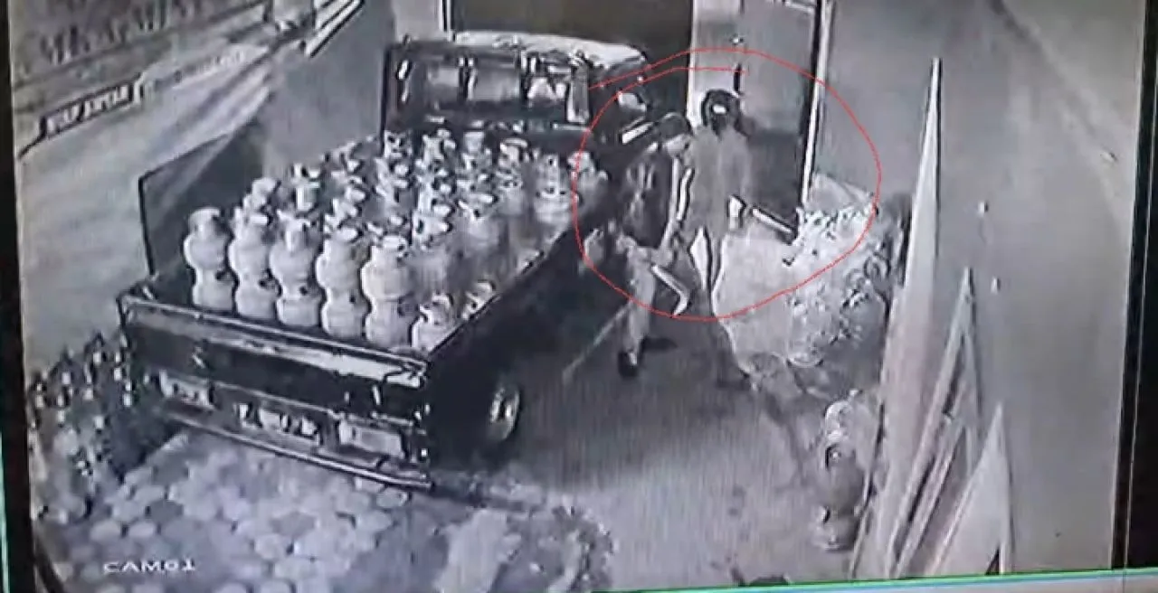 Maling Bersenjata Celurit Gasak 2 Motor Sekaligus di Wotgalih Lumajang, Aksinya Terekam CCTV!