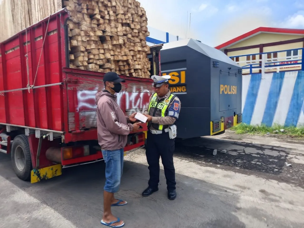 Aksi Truk "Oleng Demi Konten" Gegerkan Lumajang, Sopir Kabur Tinggalkan Kendaraan