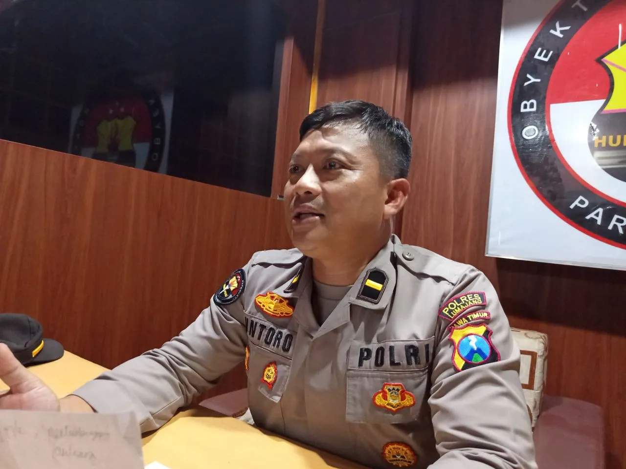 Pulang Rapat, Sekdes Lumajang Kepergok Istri dengan Pria Lain di Rumah, Dipukul hingga Terluka