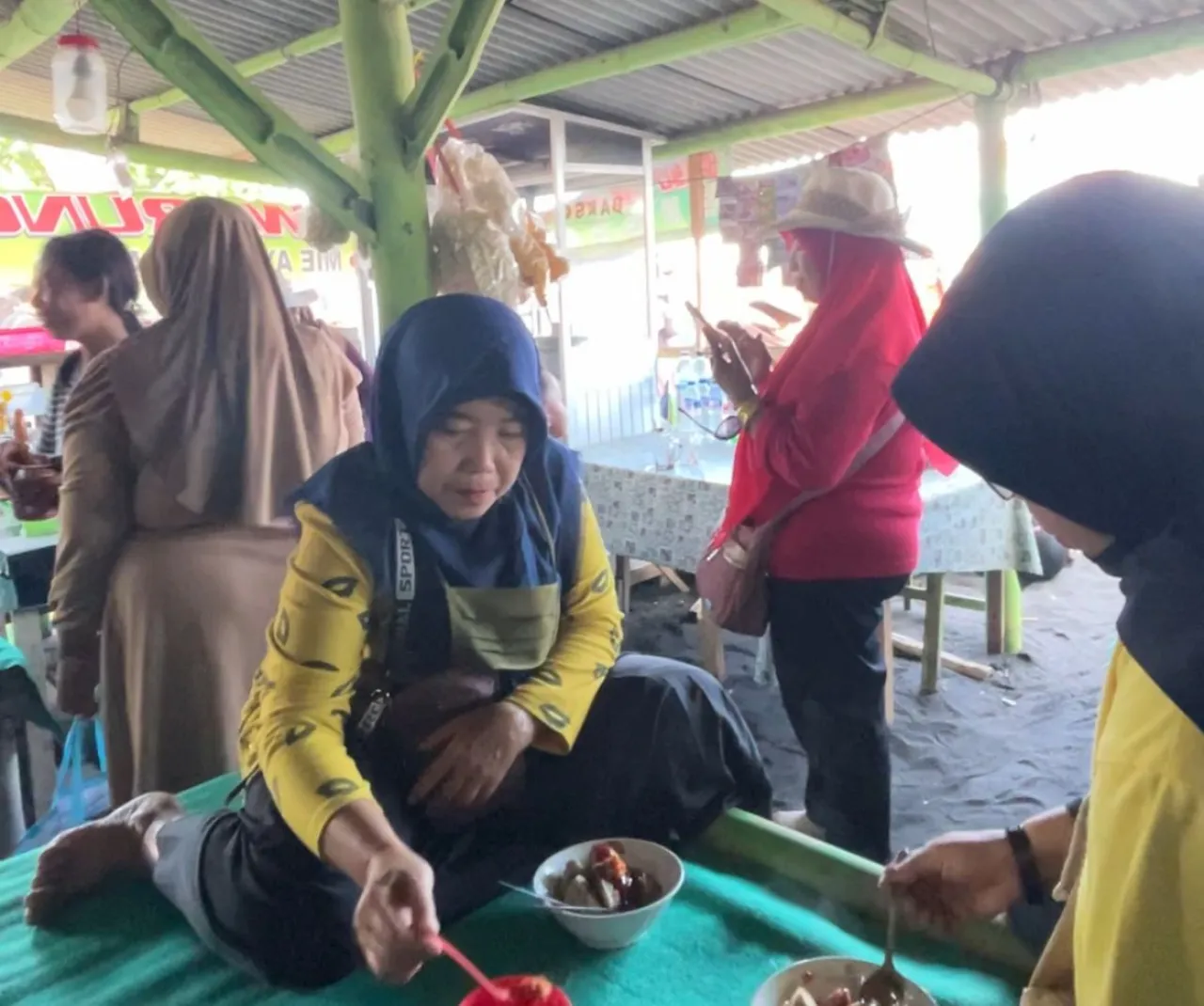 Pedagang Laris Manis di Event Segoro Topeng Kaliwungu, Watu Pecak Penuh Jadi Pusat Ekonomi Lumajang