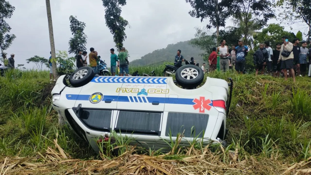 Ambulans Pecah Ban di Jalan Lintas Selatan Lumajang, Dua Orang Luka Ringan