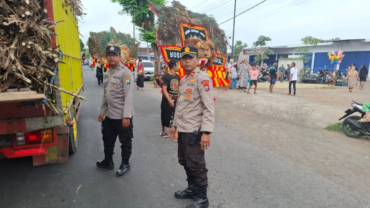 Polsek Yosowilangun Lumajang Kawal Ketat Grebeg Suro, Budaya Aman Warga Nyaman!