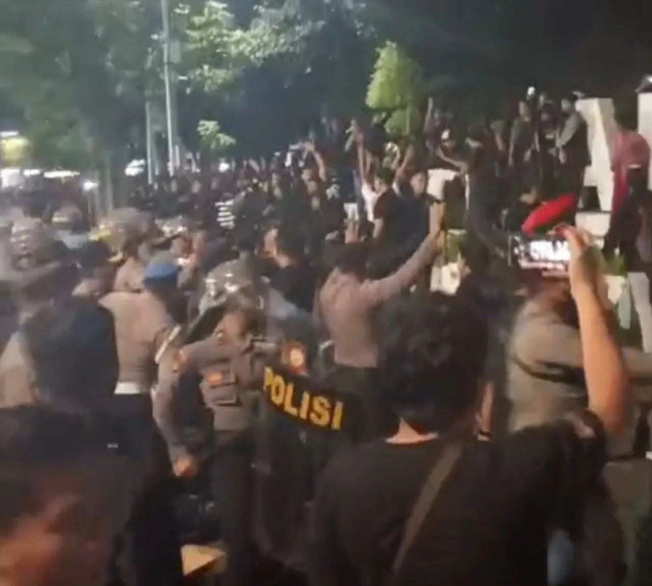 Aksi Solidaritas di Depan Mapolres Lumajang Ricuh, Diduga Dipicu Penyusup