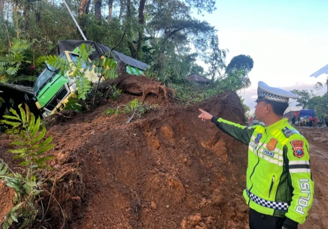 Longsor Kembali Terjang Jalur Piket Nol Lumajang, Dua Truk Tertimpa Material