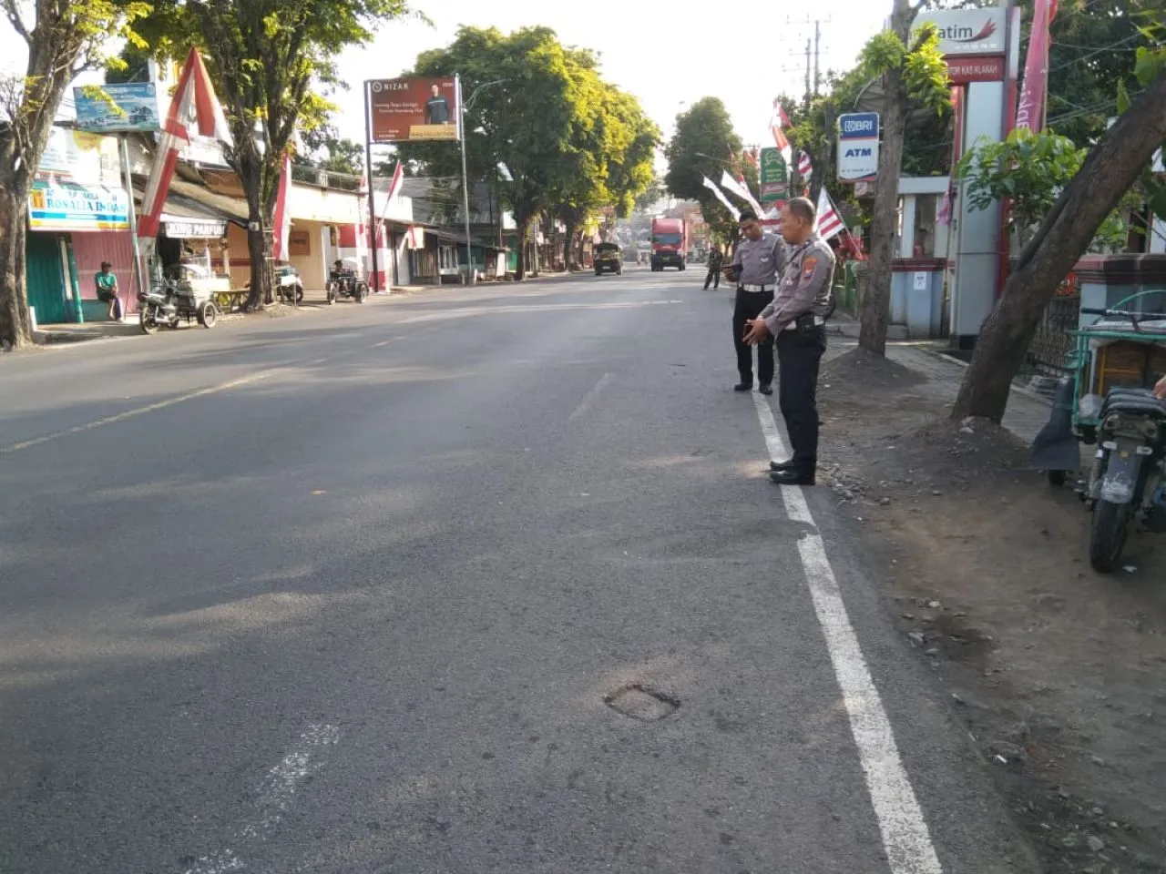 Pagi Buta di Klakah Lumajang , Aksi Nyalip Berujung Tiga Warga Tergeletak di Jalan