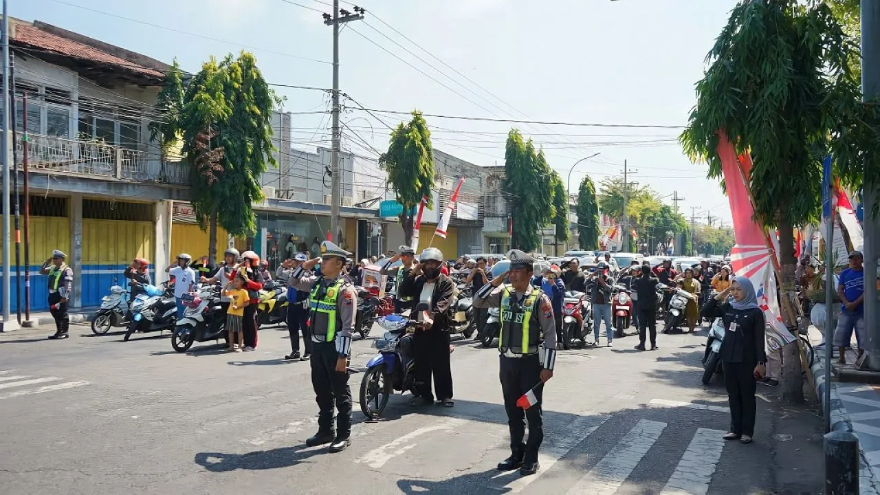 Sirine Hentikan Jalan Raya, Rakyat Lumajang Tegak Hormat di Detik Proklamasi ke-80