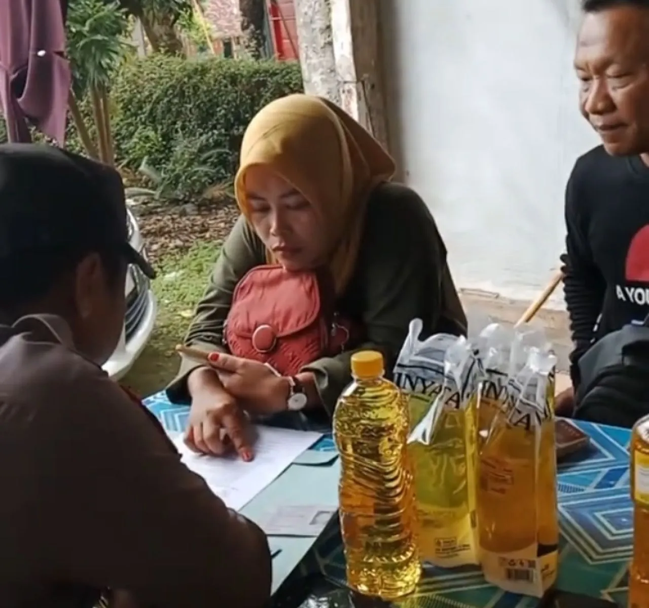 Tergiur Minyak Murah, Warga Desa Salak Lumajang Diminta KTP dan Verifikasi Wajah