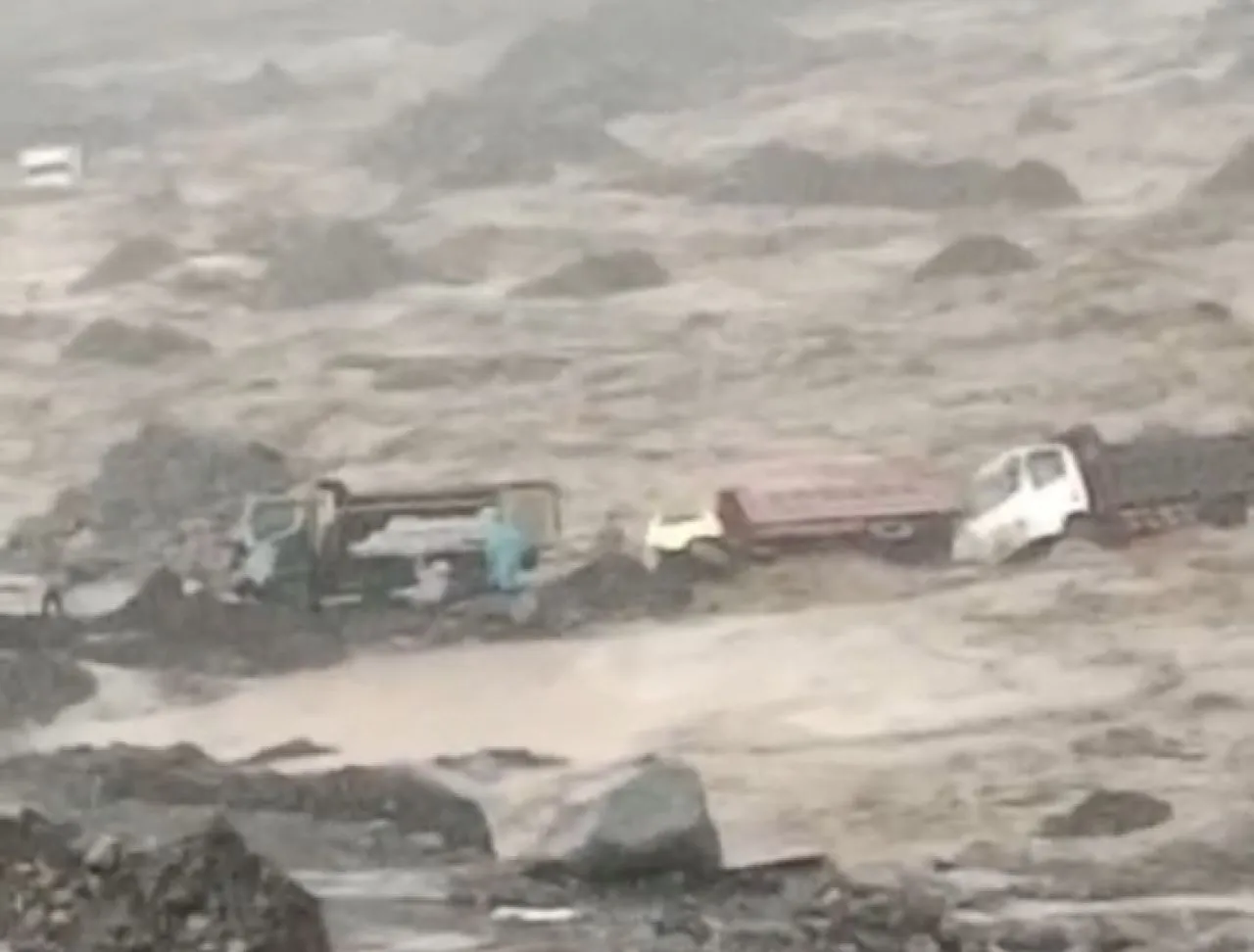 Empat Truk Penambang Pasir Terjebak Banjir Lahar Semeru di Lumajang