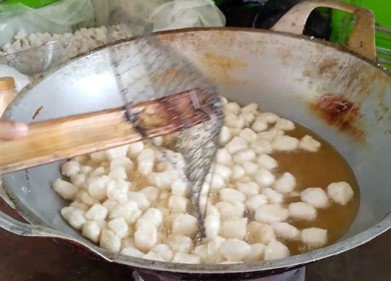 Cimol dan Tahu Krezz Bu Fatimah, Camilan Gurih yang Bikin Ketagihan buat warga Lumajang