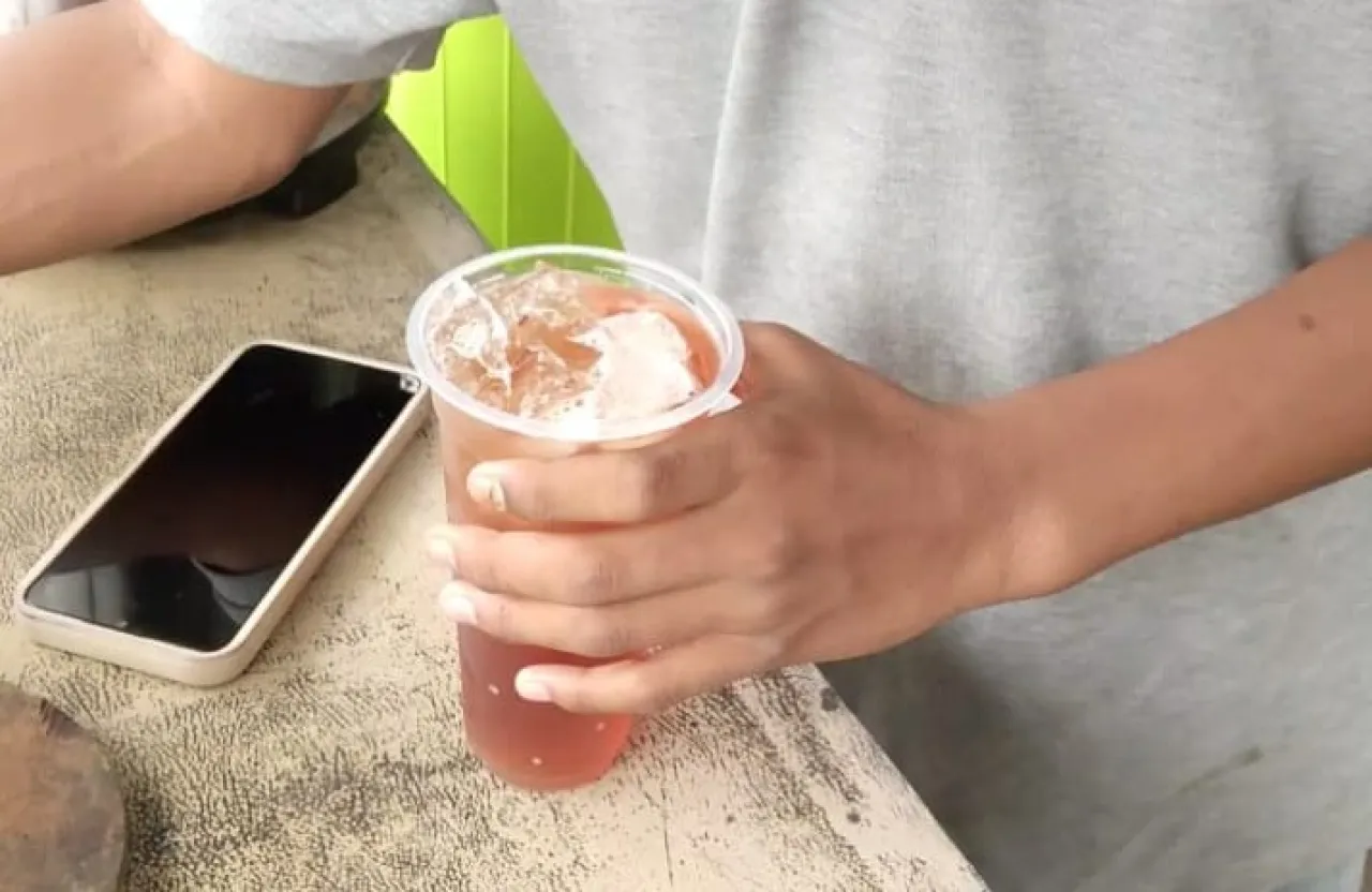 Es Teh Mas Zaki, Segarnya Minuman Murah Meriah di Depan SMAN 2 Lumajang