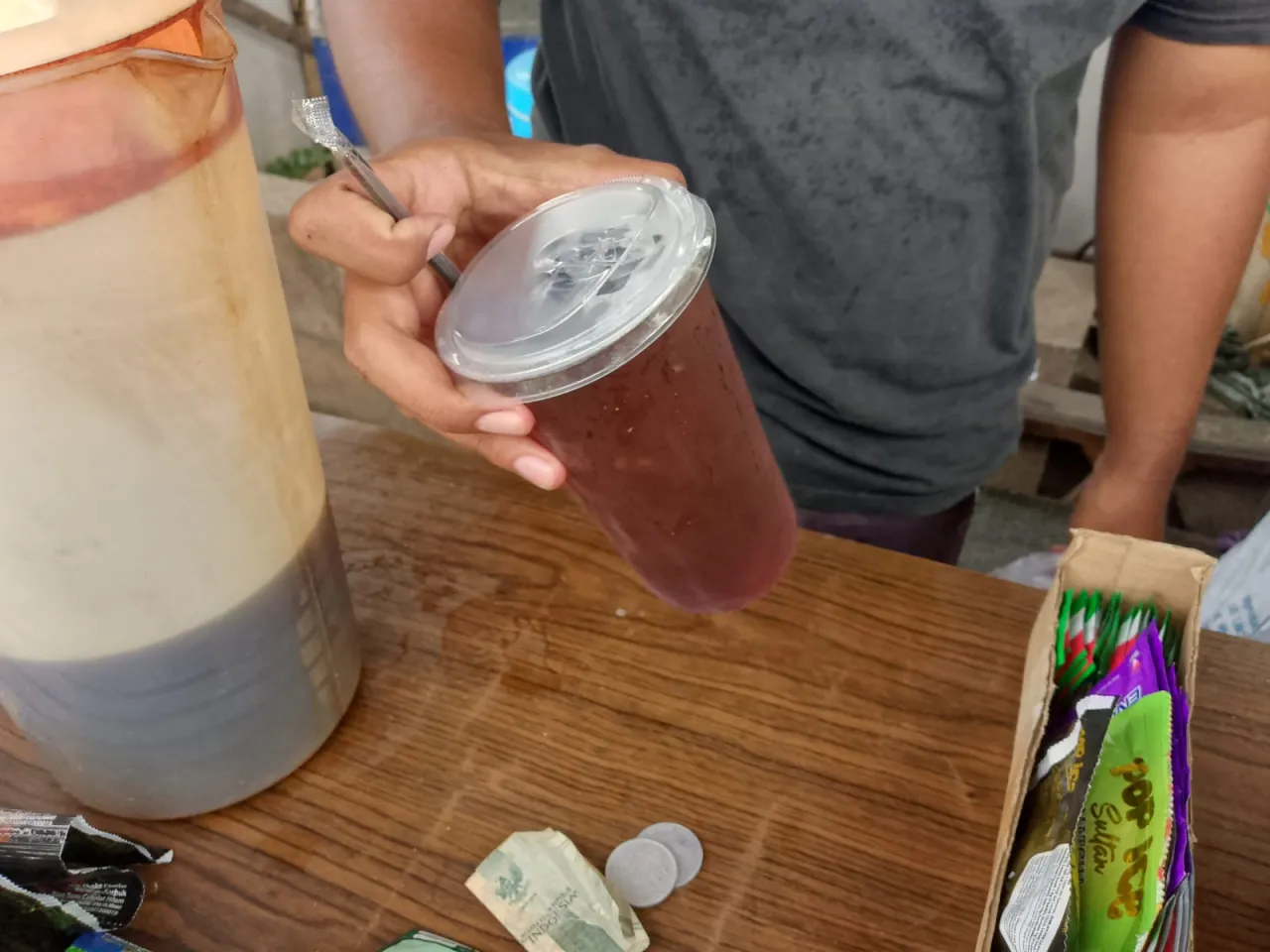 Es Teh Mas Rakadika, Segarnya Minuman Murah di Jalan Menuju Selokambang Lumajang