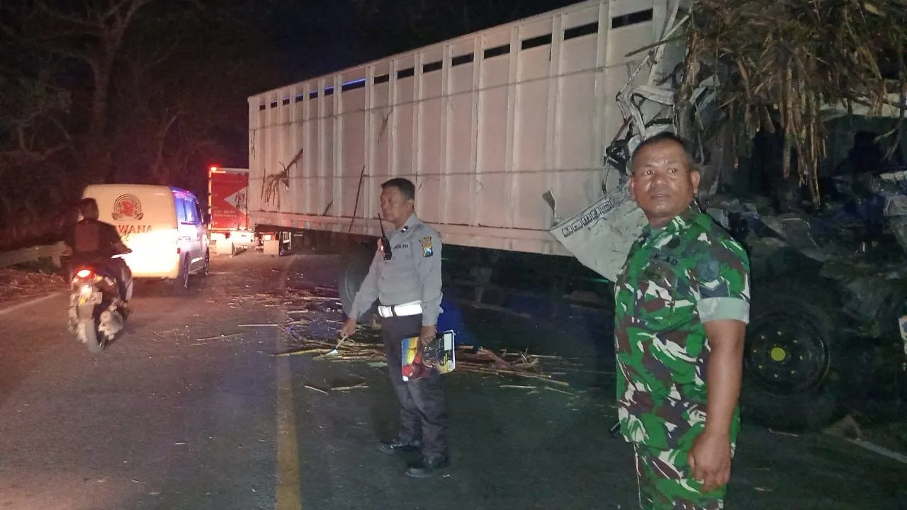 Truk Saling Hantam di Tikungan Jatiroto, Sopir Luka Usai Benturan Keras
