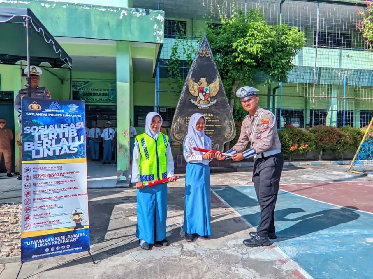 Disiplin Berlalu Lintas, Satlantas Sambangi SMKN 1 Lumajang