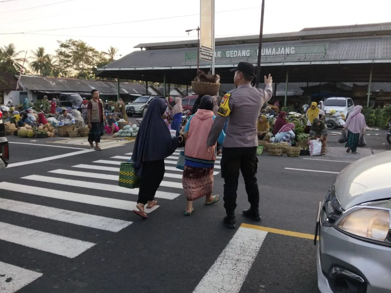 Polres Lumajang Gelar Poros Pagi, Jaga Kelancaran dan Keselamatan Lalu Lintas