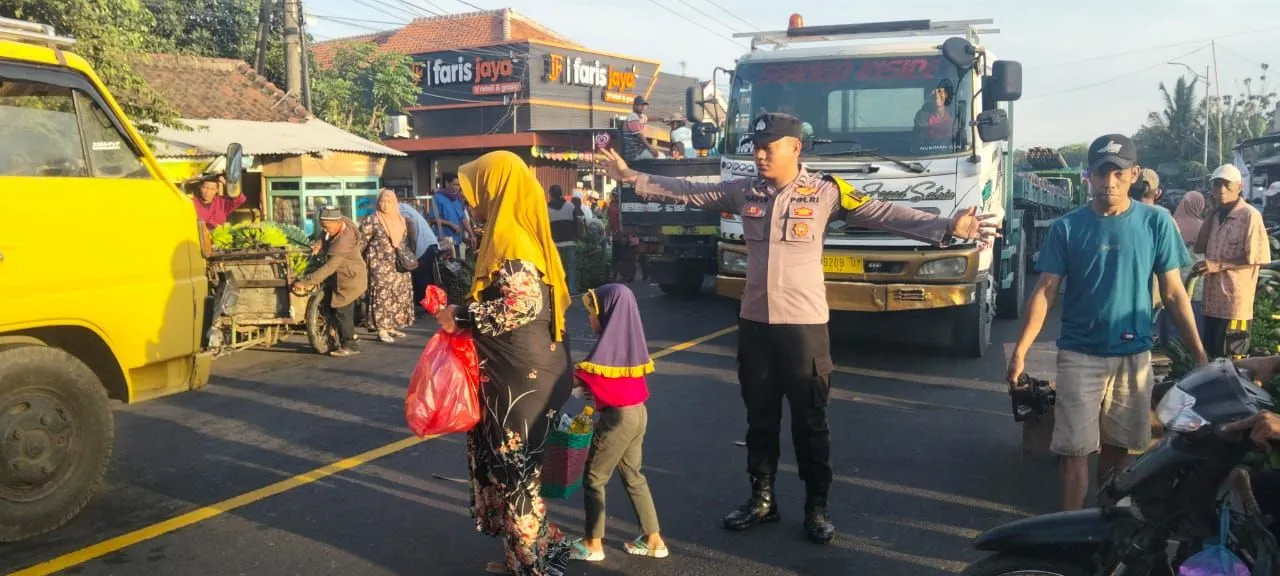 Menyapa Pagi di Pasar Gedang: Polisi Ranuyoso Hadir Mengurai Kemacetan