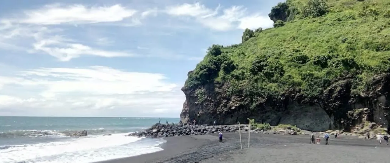 Pantai Dampar, Perpaduan Laut dan Danau yang Menawan di Lumajang