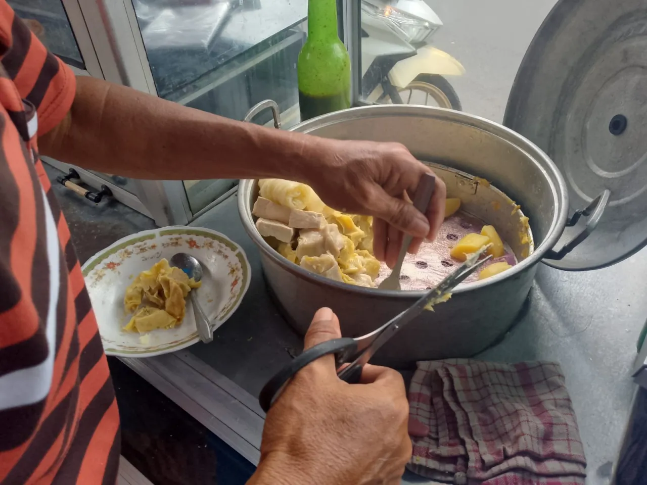 Siomay Pak Samsul, Cita Rasa Legendaris di Depan SMAN 2 Lumajang