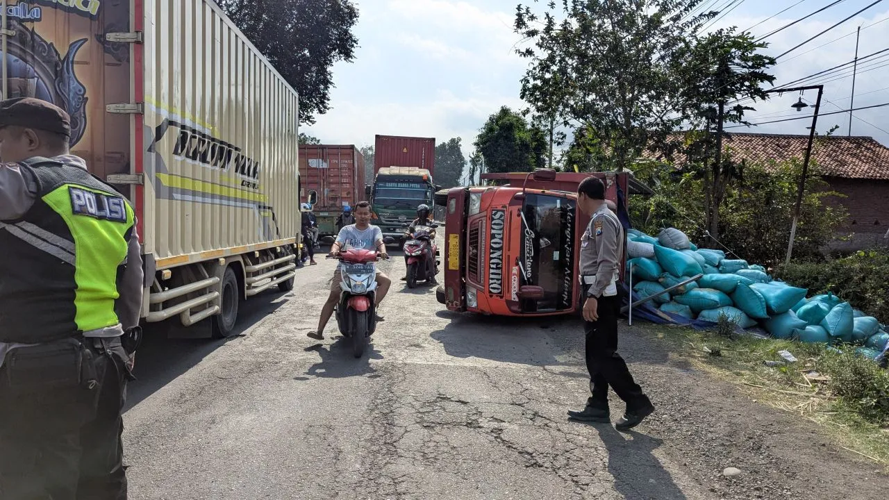 Minibus Hantam Dua Truk di Banyuputih Kidul Lumajang, Sopir Truk Luka Kaki