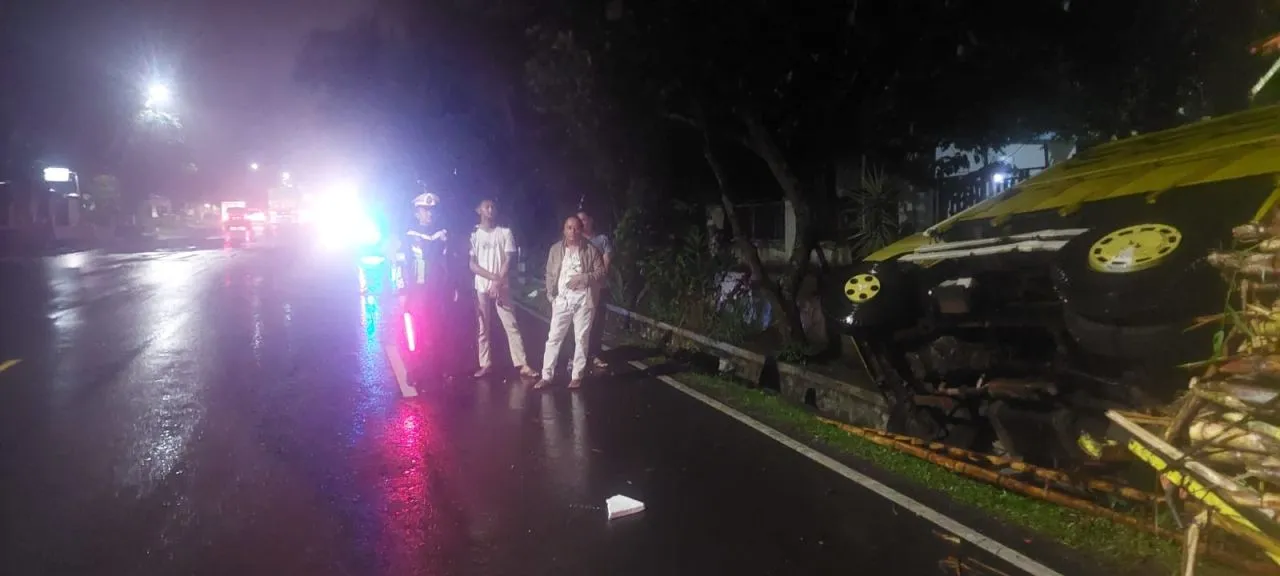 Truk Terguling di Kedungjajang, Satlantas Polres Lumajang Atur Arus Lalu Lintas