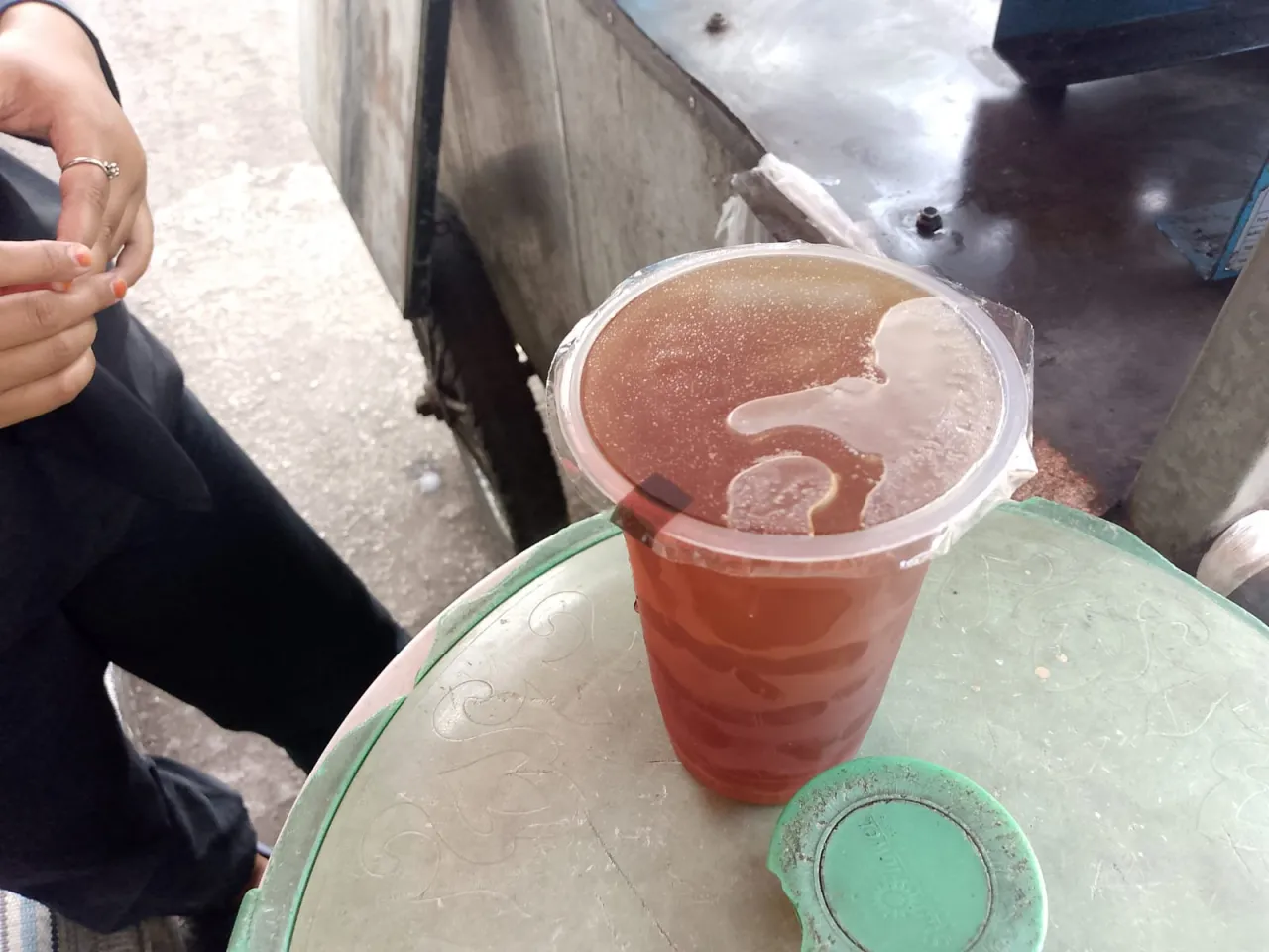 Es Teh Bu Fitri, Segarnya Minuman Sederhana yang Jadi Favorit di Lumajang