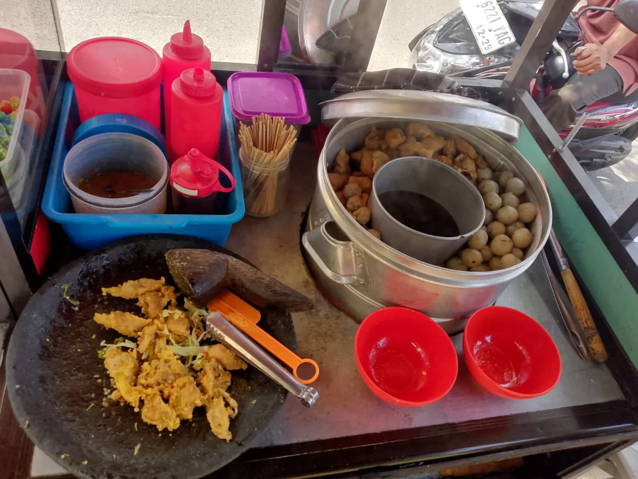 Pentol Pak Raya, Camilan Favorit dengan Cita Rasa Khas di Lumajang