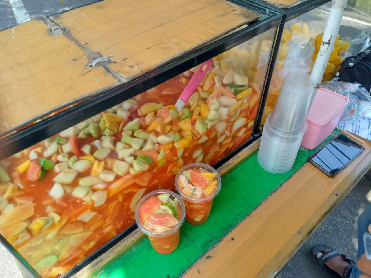 Rujak Manis Cak Mangir, Segarnya Camilan Buah yang Jadi Idola Baru di Lumajang