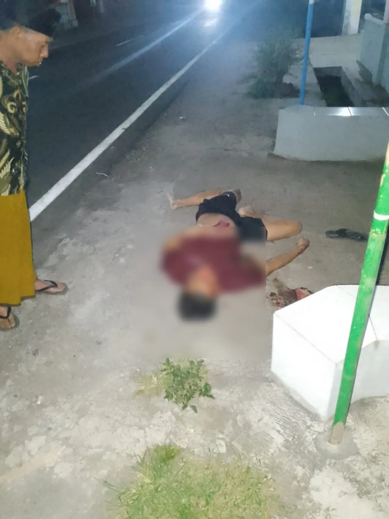 Kecelakaan di Desa Sentul Lumajang, Pengendara Motor Tak sadarkan Diri Usai Tabrak Truk Parkir