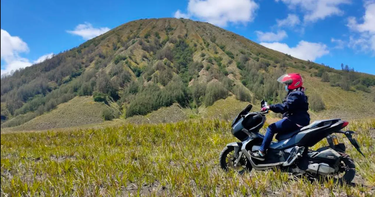 Gunung Batok pasuruan, Si Hijau yang Teduh di Tengah Lautan Pasir Bromo