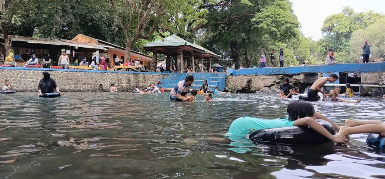 Wisata Alam Banyu Biru, Pesona Mata Air Jernih di Pasuruan