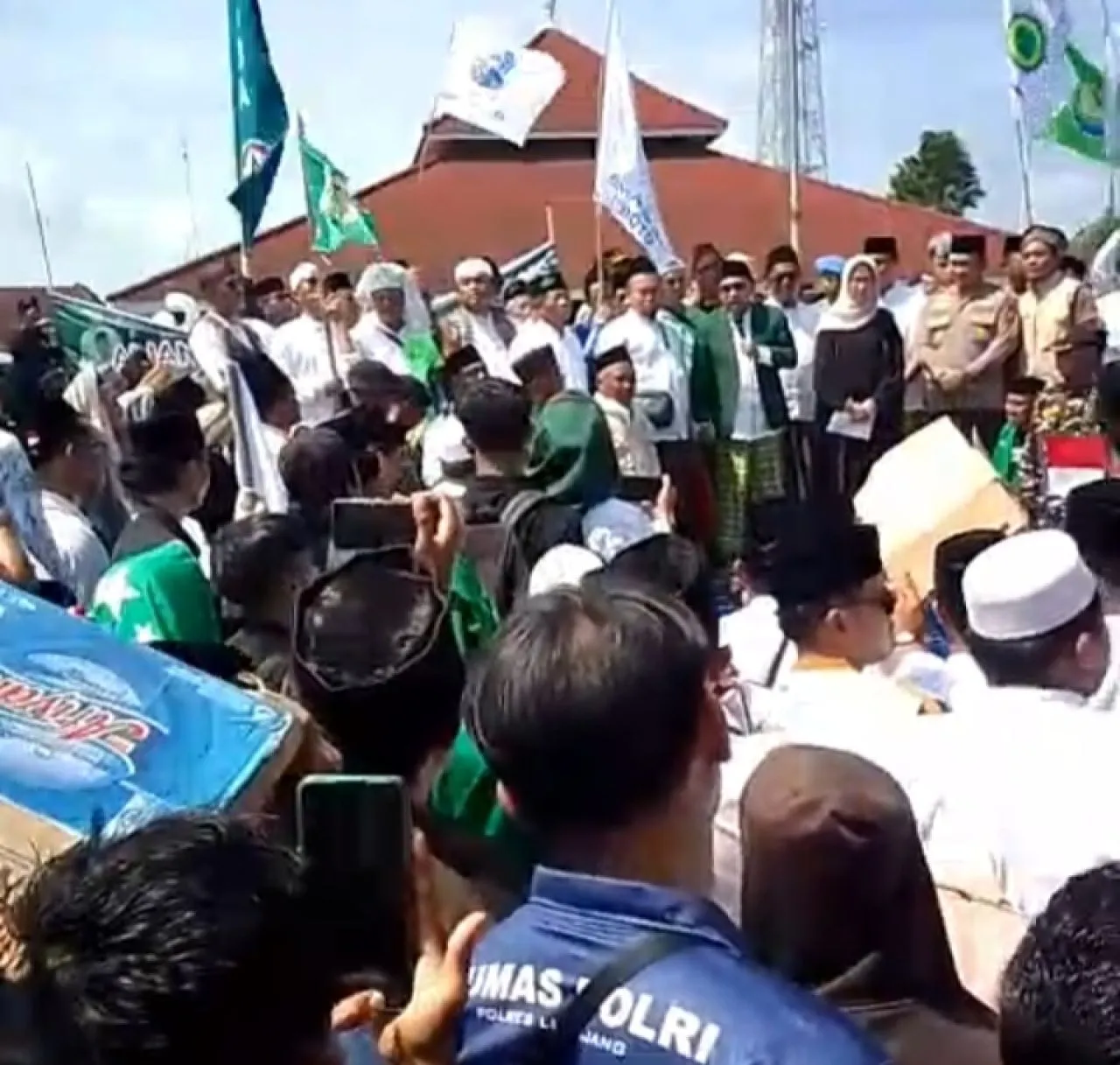Aksi Damai Aliansi Santri Lumajang Menggema, Desak Trans7 Minta Maaf karena Lecehkan Pesantren