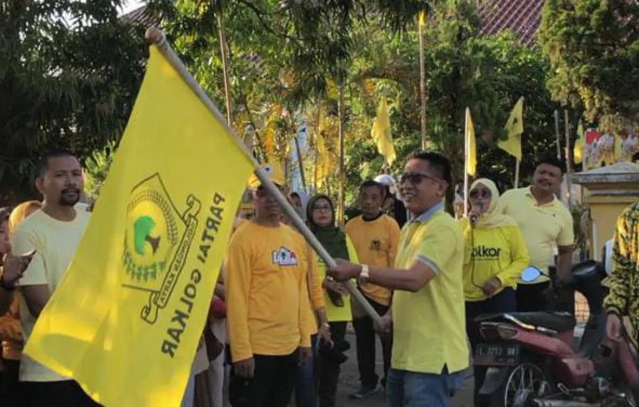 DPD Golkar Lumajang Gelar Jalan Santai Tebus Sembako Murah Rayakan HUT Ke-61