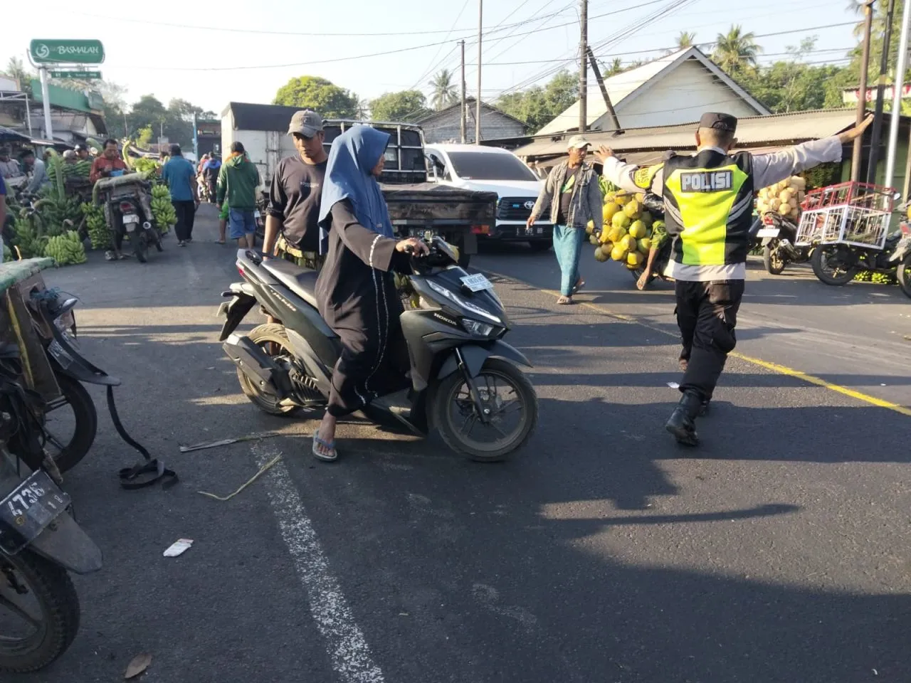 Polisi Peduli, Atur Lalu Lintas dan Bantu Warga di Pasar Buah Ranuyoso Lumajang