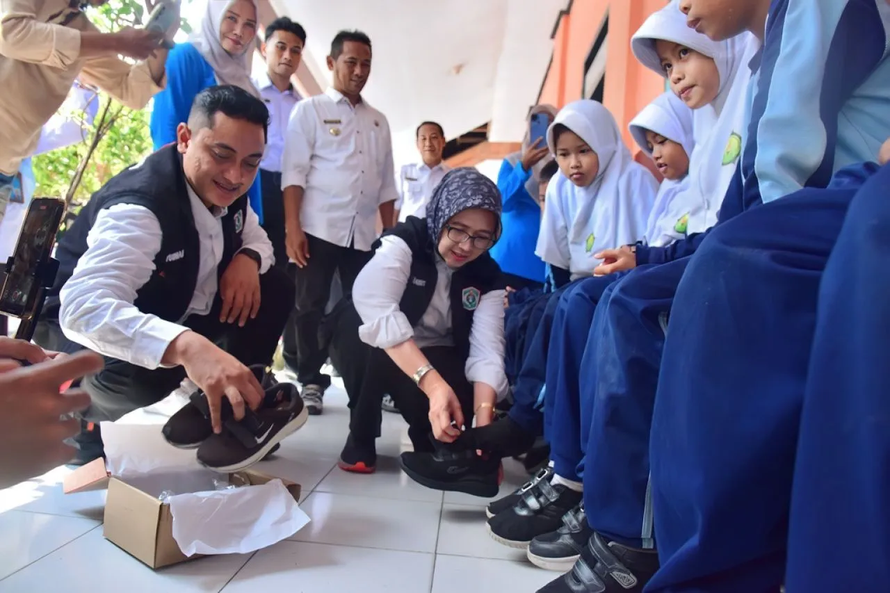 Pemkab Lumajang Tunjukkan Aksi Nyata: Bunda Indah dan Mas Yudha Langsung Serahkan Sepatu Gratis