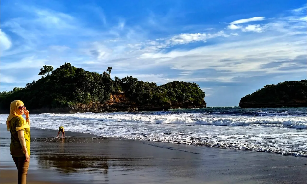 Pantai Bajulmati, Pesona Eksotis dengan Legenda di Malang Selatan