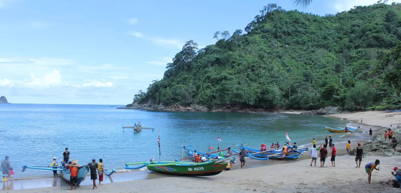 Pesona Pantai Banyu Anjlok Malang, Air Terjun yang Langsung Bermuara ke Laut