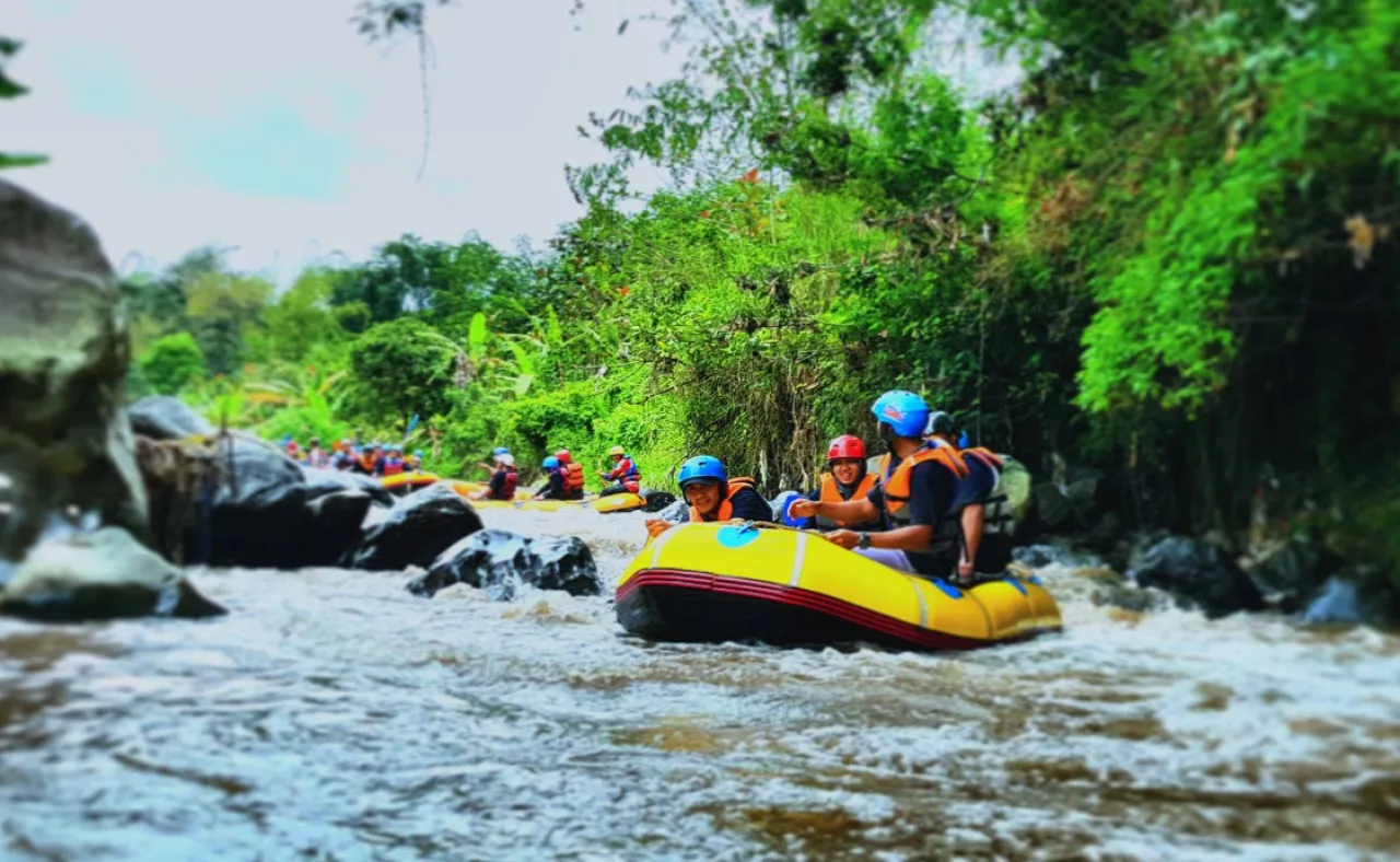 Serunya Menaklukkan Arus di Kaliwatu Rafting Batu