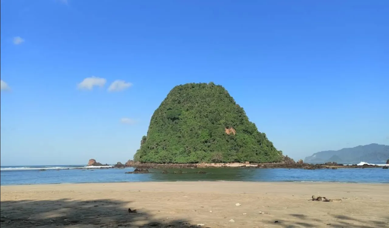 Keindahan Eksotis Pantai Pulau Merah, Surga Tersembunyi di Ujung Banyuwangi