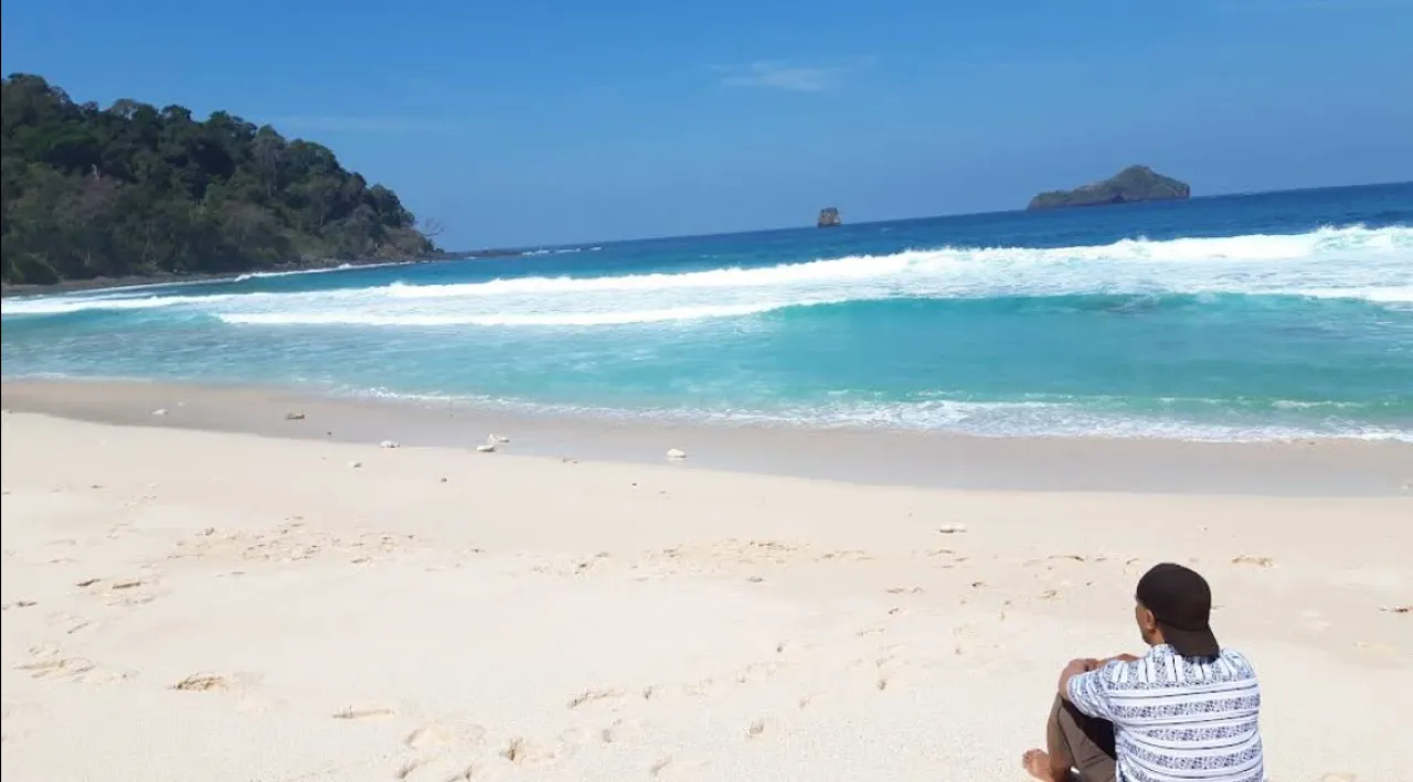 Menyusuri Keindahan Tersembunyi di Pantai Sendiki, Surga Alam di Ujung Selatan Malang