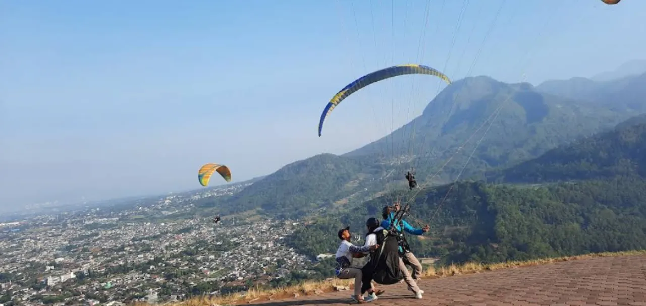 Paralayang Batu, Sensasi Terbang Menikmati Keindahan Malang Raya