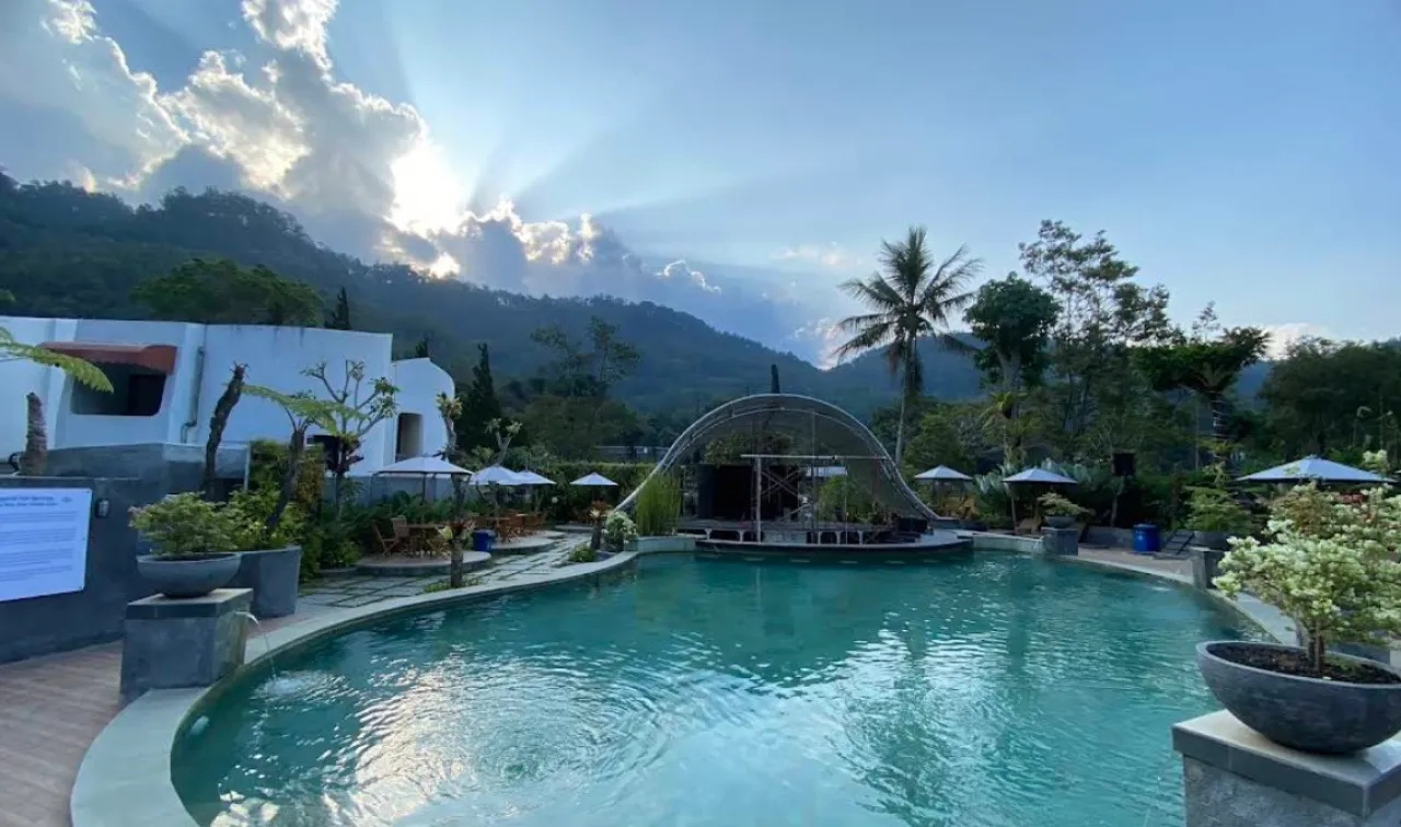 Relaksasi Alami di Songgoriti Hot Springs, Nikmati Hangatnya Air Pegunungan Batu