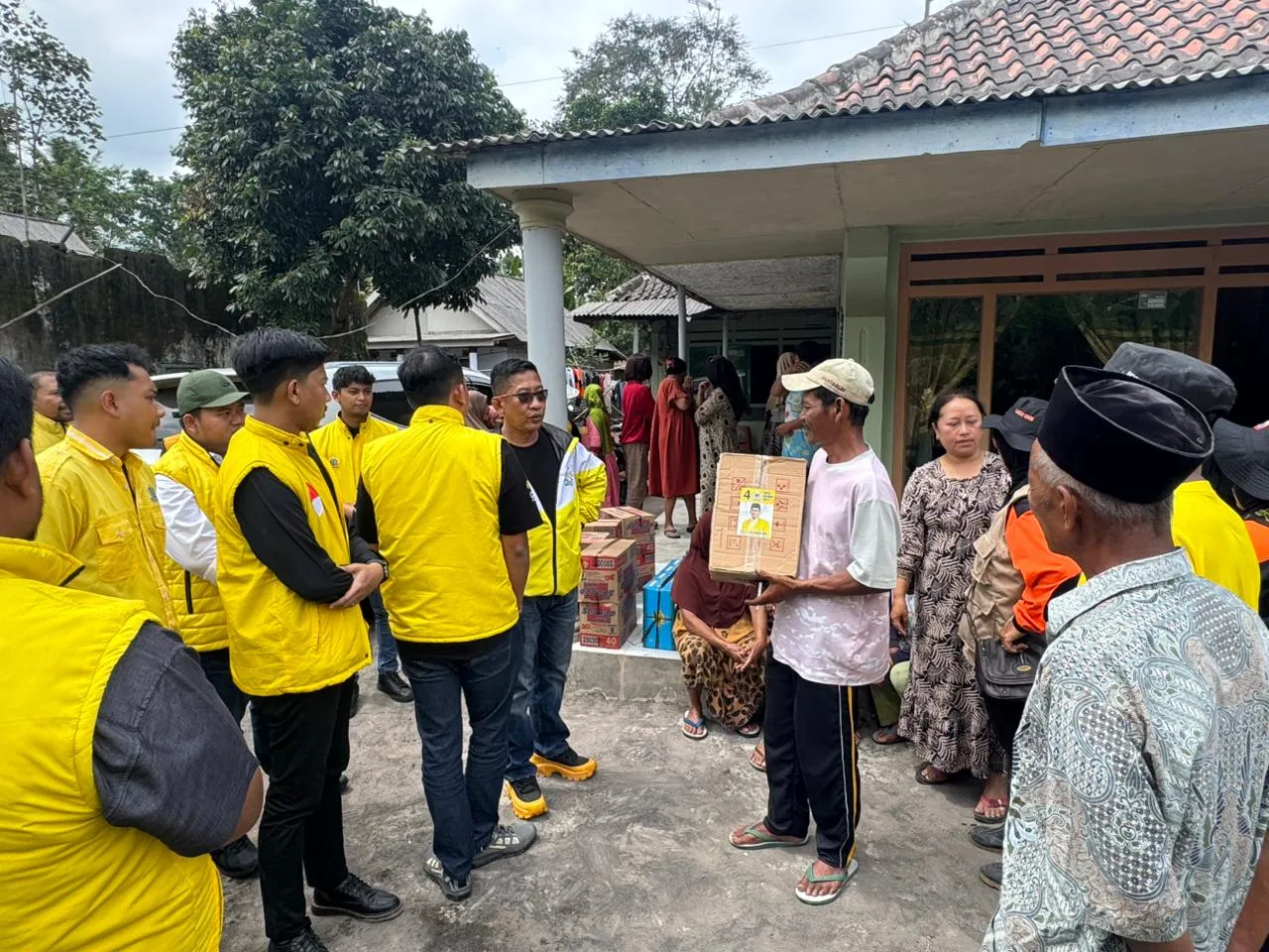 Peduli Korban Erupsi Semeru, DPD Golkar Lumajang Salurkan Bantuan Mendesak