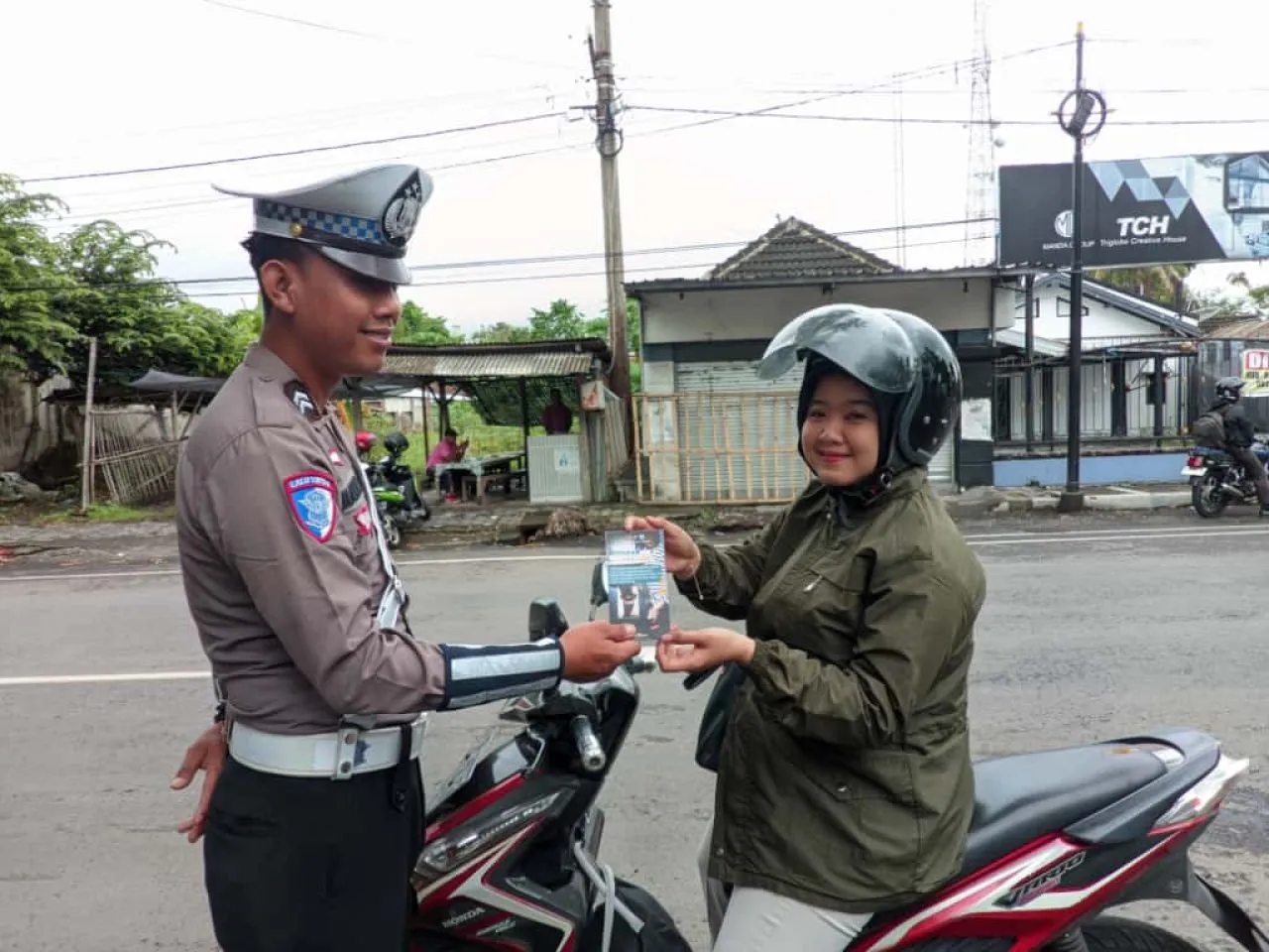 Satlantas Polres Lumajang Bagikan Brosur Tertib Lalu Lintas