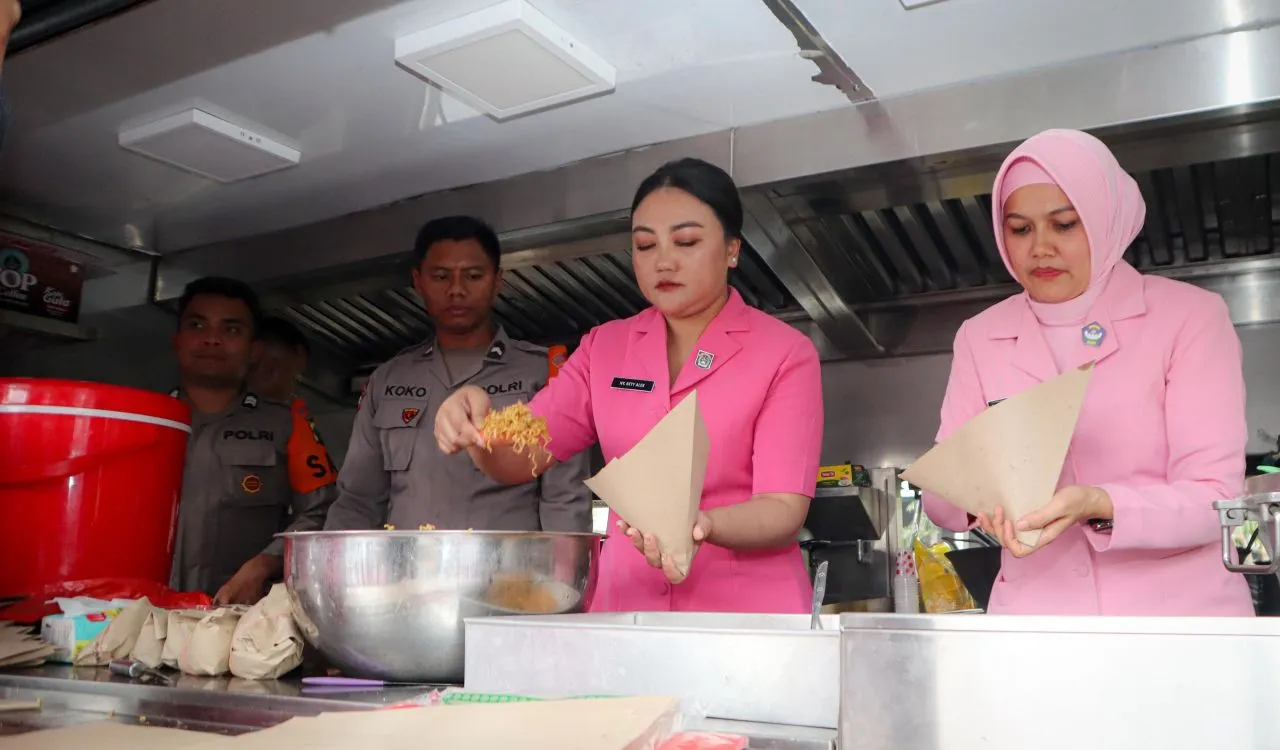 Polres Lumajang Masak di Dapur Umum dan Salurkan Makanan untuk Warga Terdampak Erupsi Semeru