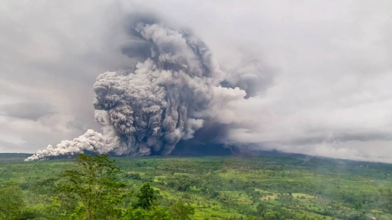 Aktivitas Semeru Meningkat, Pemerintah Tetapkan Level Awas